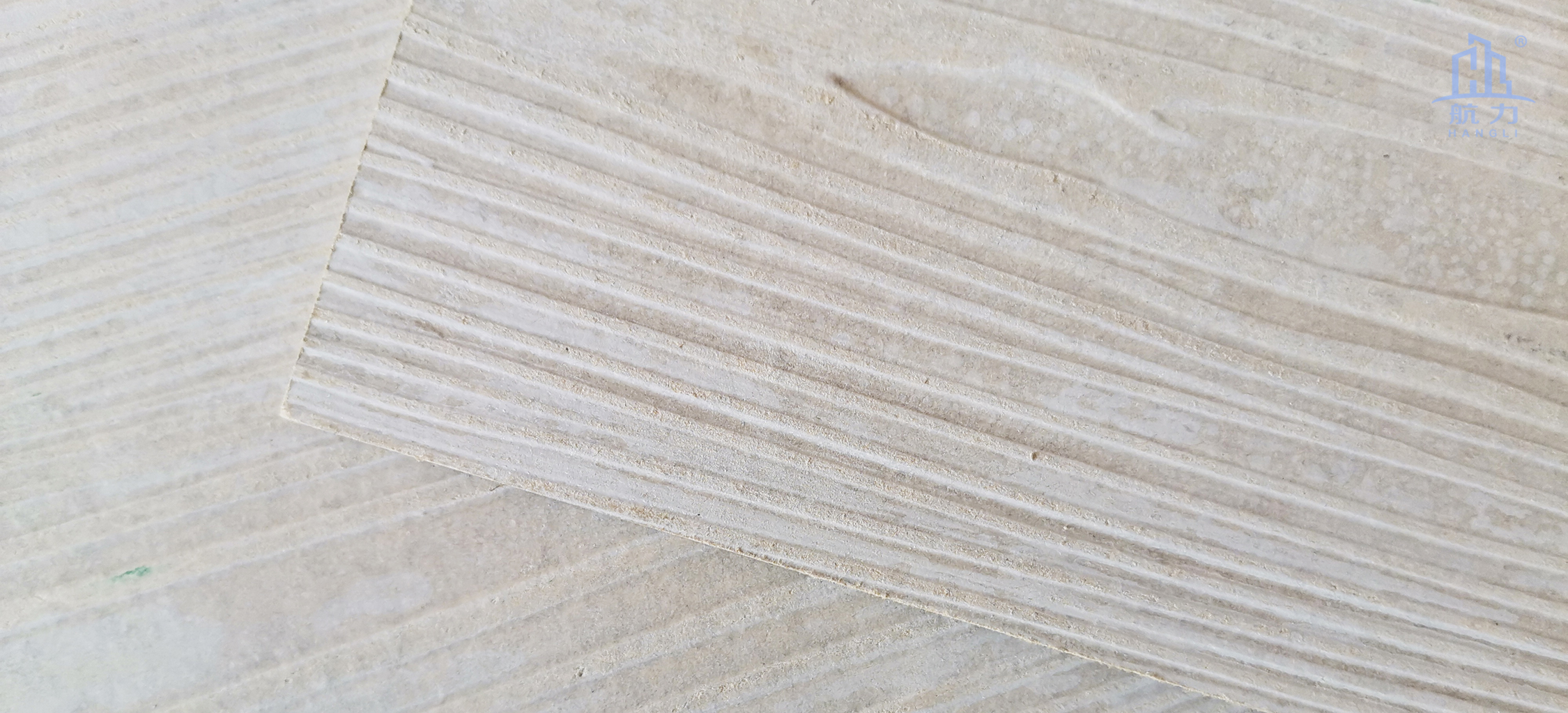 木紋水泥板以100%無石棉水泥板為基材，采用先進(jìn)生產(chǎn)工藝制成，具有逼真的木紋紋理效果