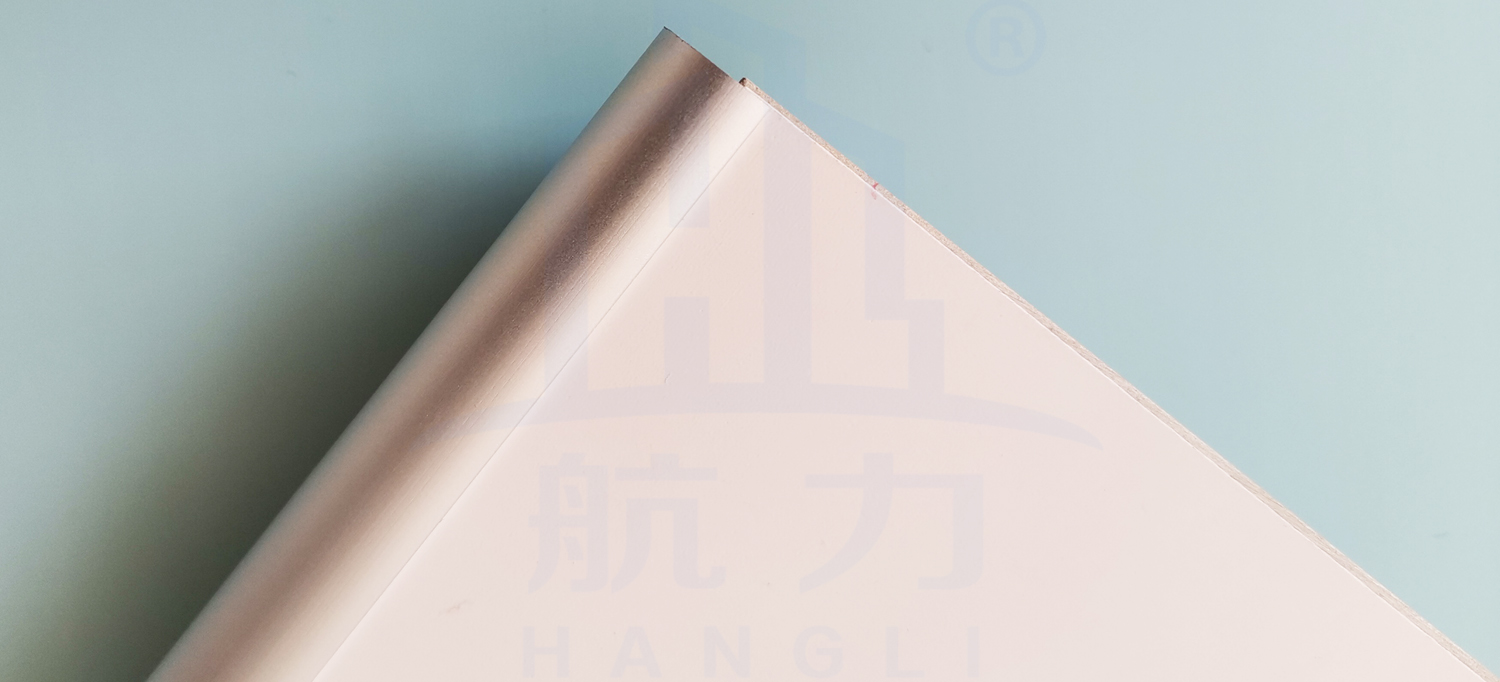以石英纖維防火板為基材；  ●綠色環(huán)保，無甲醛、無石棉；  ●A級阻燃，防火、防潮；  ●堅(jiān)固耐用，超長壽命；  ●質(zhì)輕高強(qiáng)、隔音隔熱；  ●裝配式安裝，省時(shí)、省力、經(jīng)濟(jì)；  ●表面涂層使用納米無機(jī)涂料，抗菌、防腐、防蛀、易清潔；